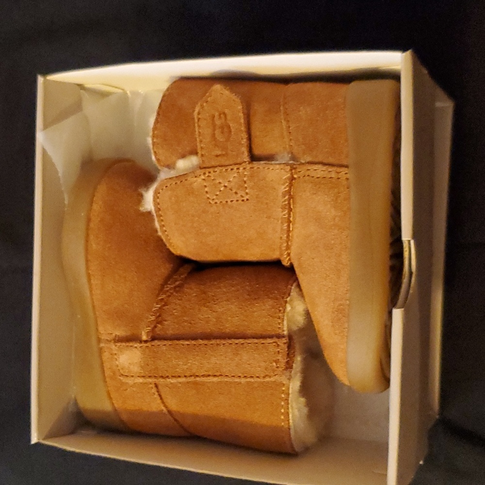 UGG  I KEELAN